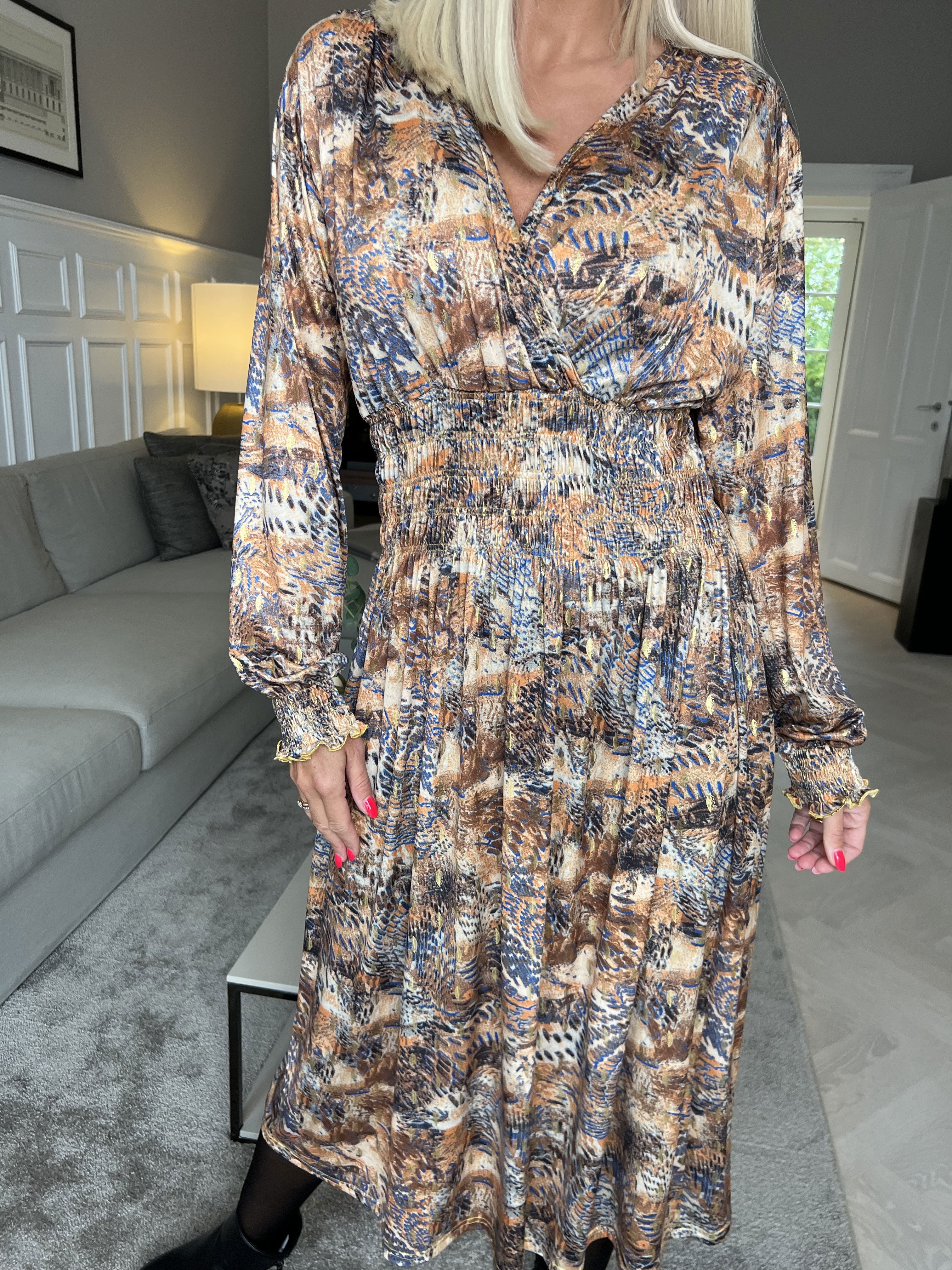 Pams Snake Midi L/S - Resårklänning i skrynkelfritt tyg med lång ärm